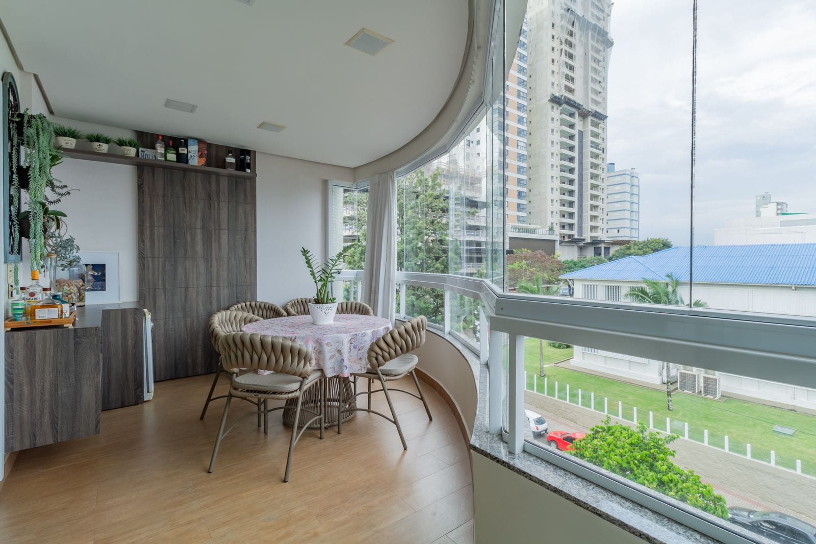 Apartamento novo, em frente ao Colégio Marista