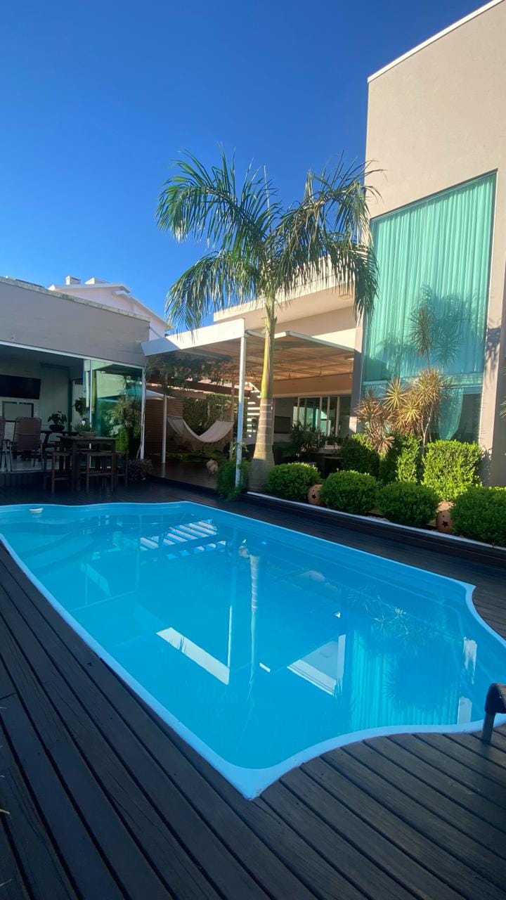 Casa moderna com terreno de 720m² no Jardim Europa, aceita apartamento como permuta.