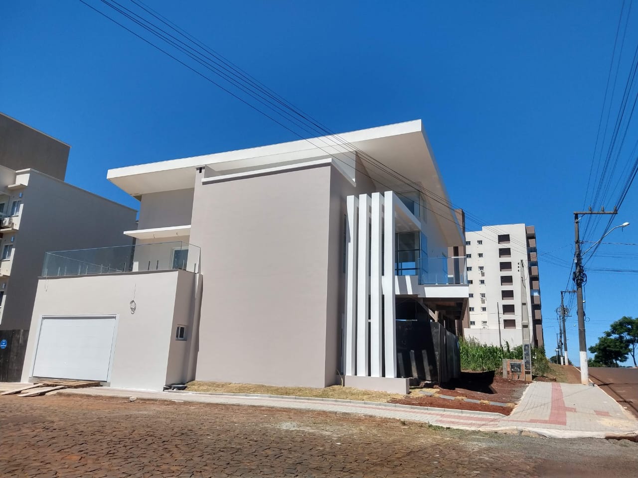 Casa com 2 salas comercial térrea de frente para Avenida Sete de Setembro.