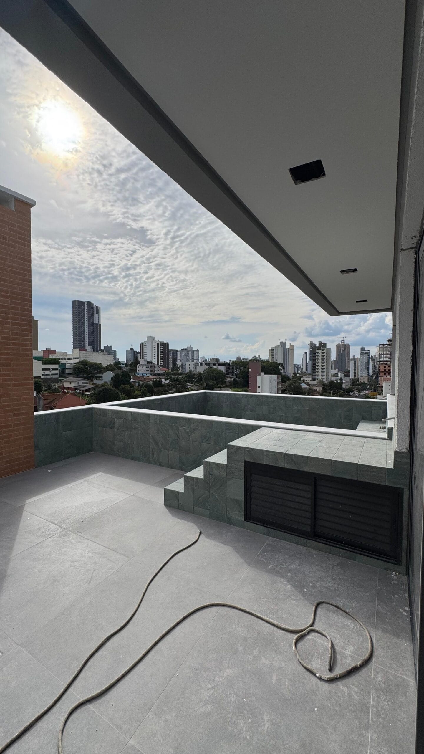 Cobertura triplex com piscina.