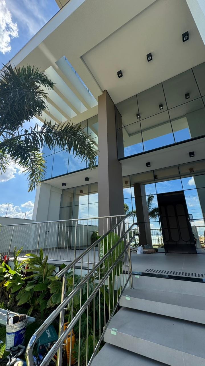 Novo, amplo, apenas 2 apartamentos por andar.